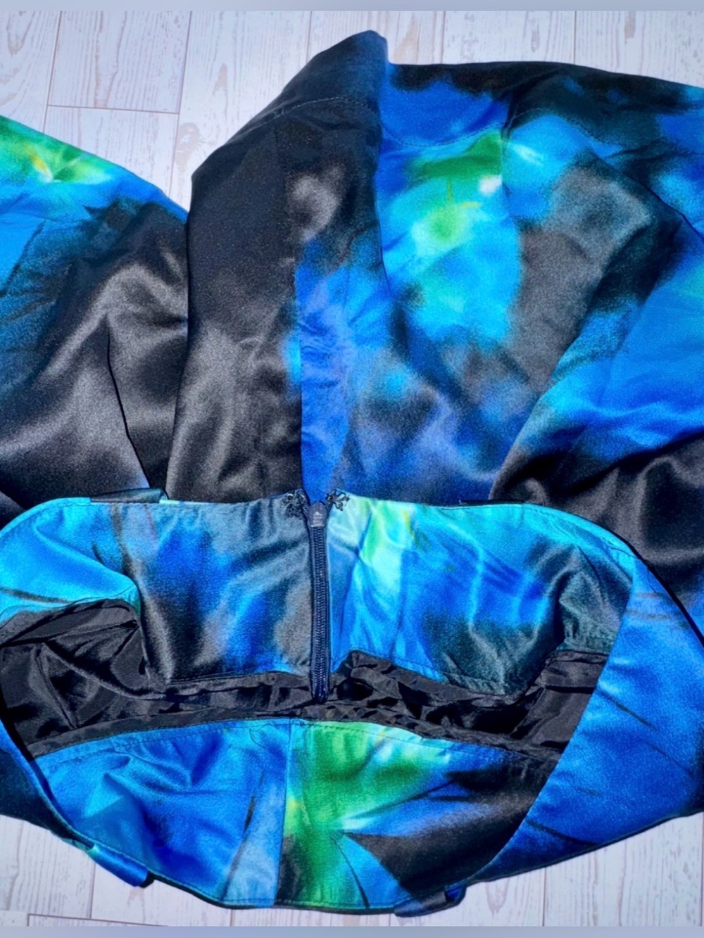 Bold, Water Color, Satin, Blue, Black & Green,  A-Line Skirt w/ Lining - size 6 - Picture 5 of 11